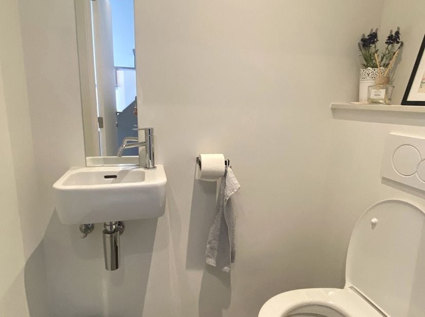 Deze nieuwe, moderne, halfopen woning is gelegen in Hechtel-Eksel.<br />
INDELING:<br />
Gelijkvloers: <br />
- Inkomhal met trap naar verdieping<br /