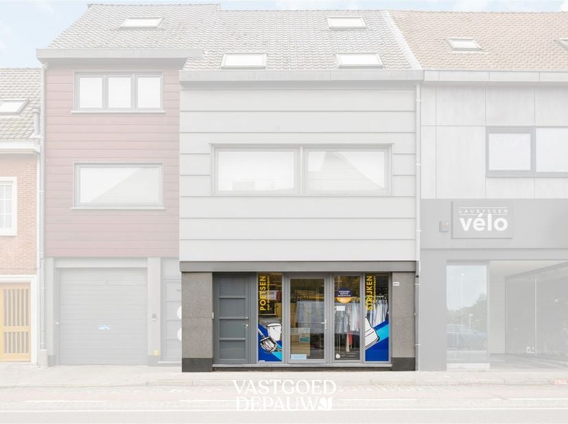 Op zoek naar een commerciële locatie met uitstekende zichtbaarheid? Dit recente handelspand aan de Gistelse Steenweg in Sint-Andries geniet van een to