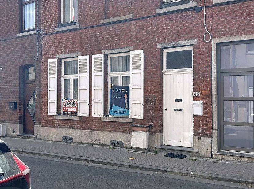 En voici sa composition: un hall d'accueil, un grand living, un espace cuisine et dans la continuité une salle de bain. <br />
L'étage propose un hall