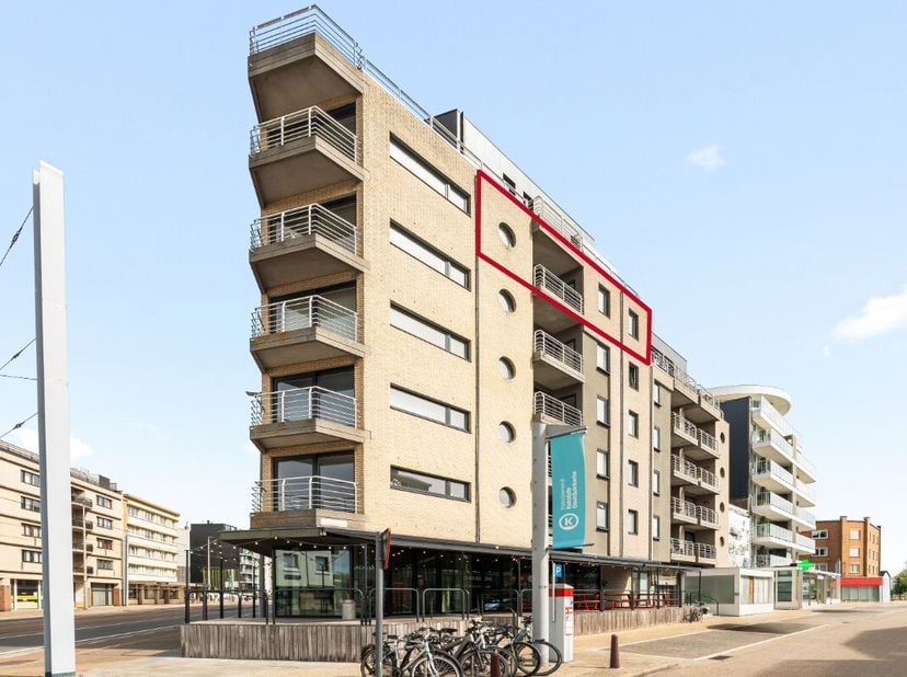 À vendre : appartement au cur de Sint-Idesbald, avec vue dégagée sur les quartiers de villas et terrasse orientée au soleil. Situé en plein centre, à