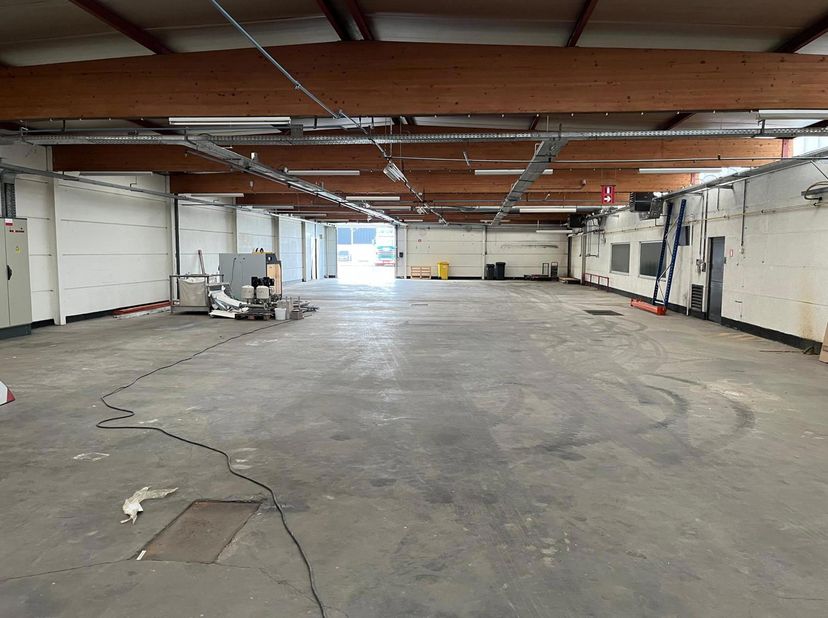 Magazijn 580m² met kantoorruimte van ca. 50m²<br />
Het magazijn is beperkt in de hoogte tot ca. 4m<br />
Gelegen in de industriezone van Heist op den