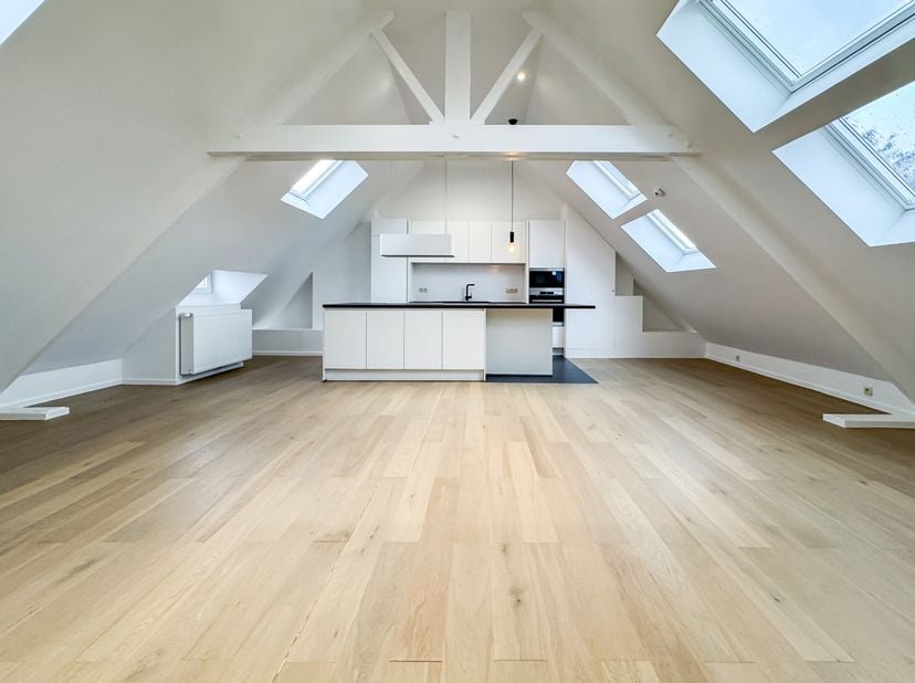 UKKEL - Ideaal gelegen in het hart van Fort Jaco, vlak bij winkels en openbaar vervoer, charmant APPARTEMENT (2slpk/1bur/2bdk) in omgekeerde duplex op