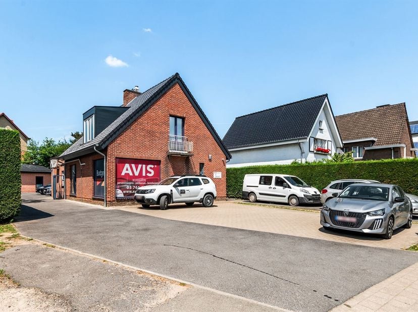 Op een uitstekende locatie aan de Prins Boudewijnlaan in Sint-Niklaas bevindt zich deze veelzijdige open bebouwing. Dankzij de vlotte verbinding naar