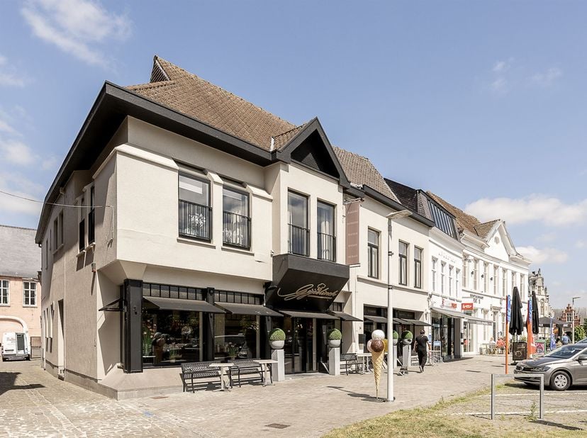 TOPgelegen in het centrum, aan en met zicht op de Schelde: ideaal investeringspand: mooi ingerichte winkelruimte/bakkerij met atelier, 3 garages, groo