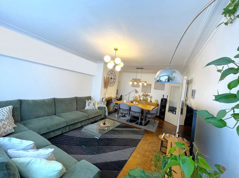 TE KOOP – Prachtig gerenoveerd 2-slaapkamerappartement van ca. 86 m² met terras<br />
<br />
Dit prachtige appartement van ca. 86 m² is ideaal gelegen