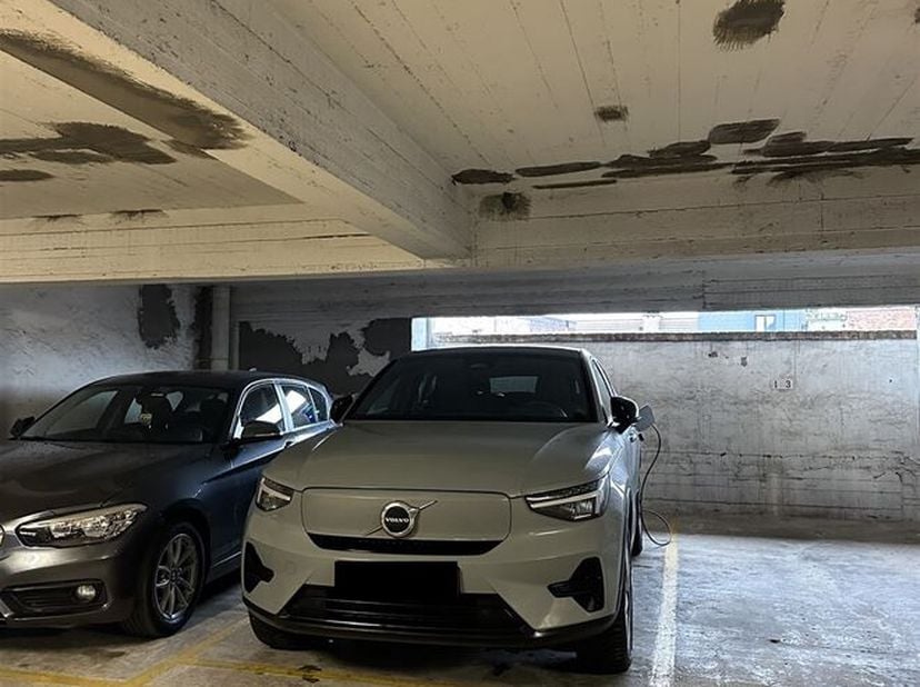 Autostaanplaats te huur op toplocatie in centrum Antwerpen!<br />
Deze autostaanplaats met laadpaal is ideaal gelegen in het centrum van Antwerpen. De