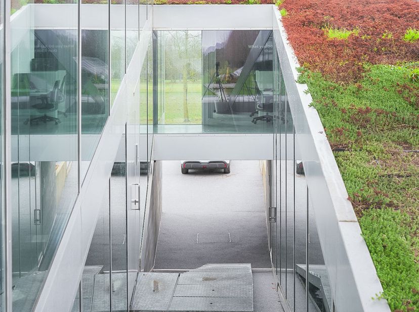 Deze high-end kantoorruimte is gelegen op een perceel van 6.203 m² en beschikt over een bruto bruikbare vloeroppervlakte van 410 m². Uitstekend gelege