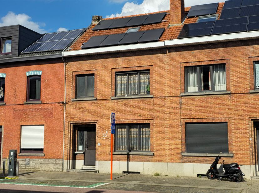 Met een bewoonbare oppervlakte van 151 m² biedt dit pand alle comfort voor een gezin of is het uitermate geschikt voor co-housing.<br />
De woning bes
