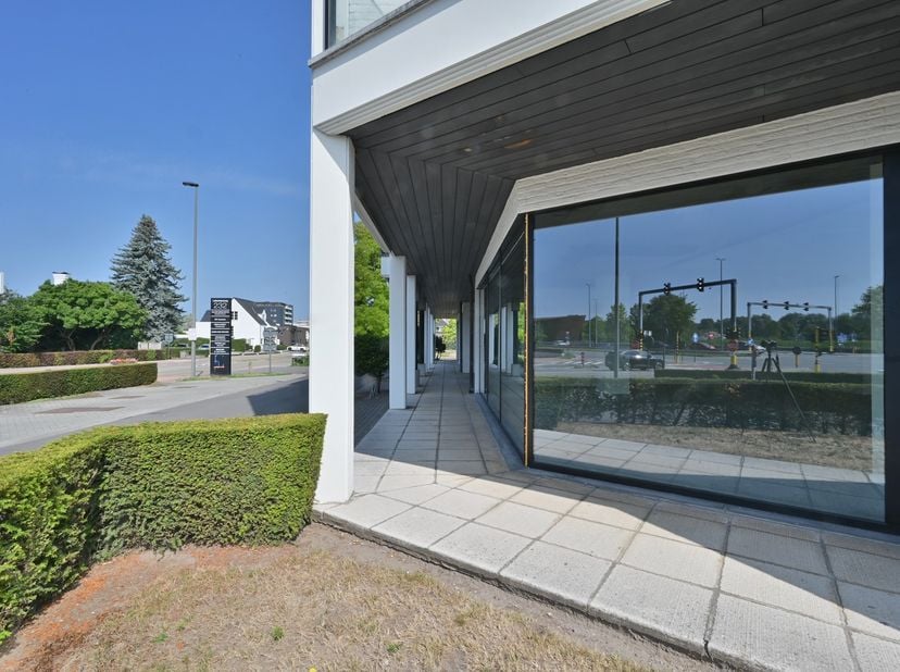 Op zoek naar een strategisch gelegen commerciële ruimte met&amp;nbsp;uitzonderlijke zichtbaarheid? Deze gelijkvloerse commerciële site omvat een ruime en
