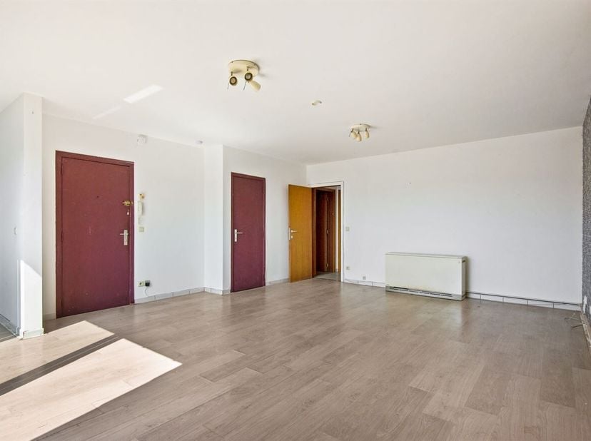 Dit appartement is gelegen op de derde verd. en bevindt zich op een vlot bereikbare locatie, dichtbij winkels, openbaar vervoer en andere dagelijkse v
