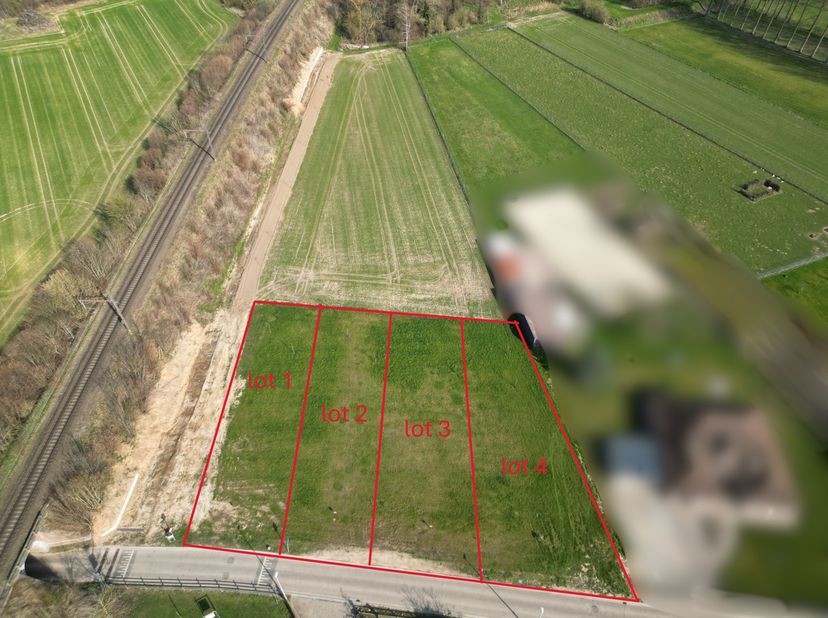 We vinden deze knappe bouwgrond voor open bebouwing terug op de Leeuwerweg ter hoogte van nummer 45 in Sint-Truiden. De grond is gelegen op een zeer g