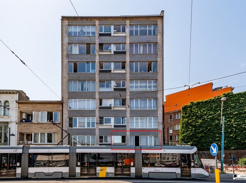 Te renoveren ruim 2-slaapkamerappartement met zonnig terras op toplocatie in Borgerhout!<br />
Bent u op zoek naar een appartement dat u volledig naar