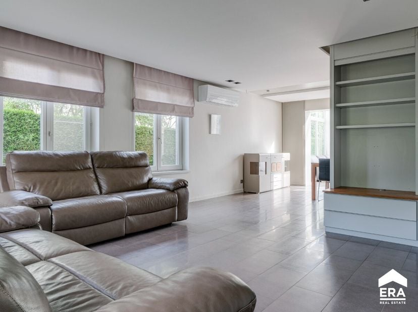 Op een prachtig zon-georiënteerd perceel van 8a 48ca bevindt zich deze ruime en lichtrijke gezinswoning met 3 slaapkamers. De woning is gelegen in een