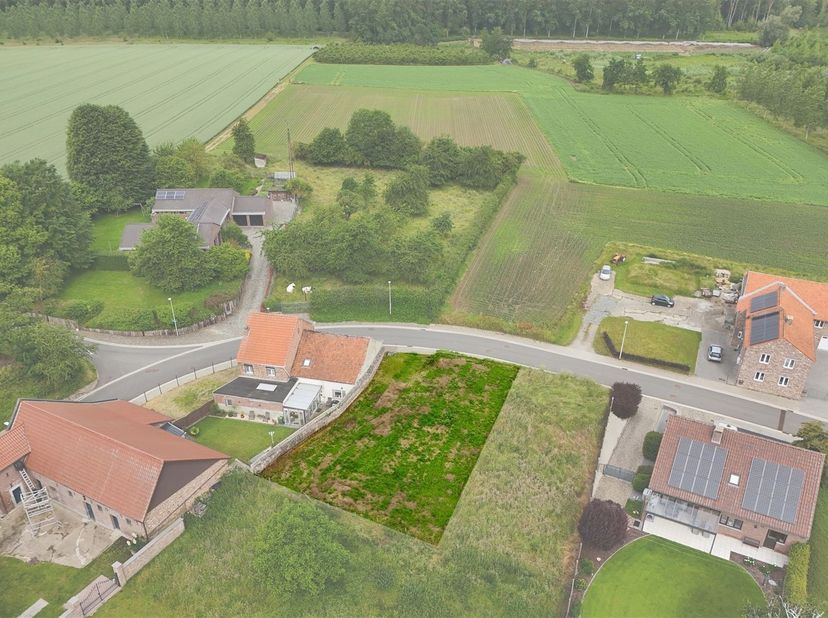 Knappe bouwgrond van 5a48ca geschikt voor een halfopen bebouwing in groene omgeving<br />
<br />
Omgeving:<br />
+ Landelijke en groene omgeving<br