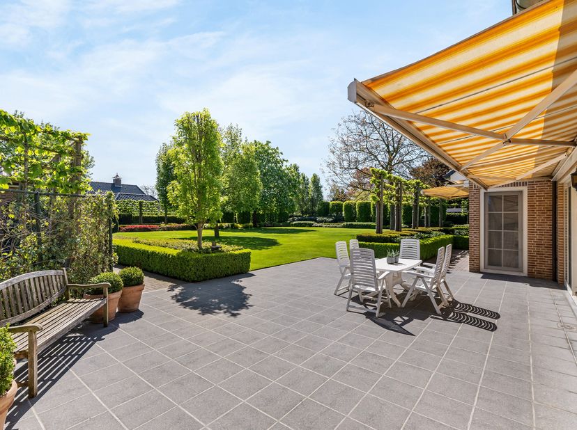Villa de luxe sur un terrain de 1 708 m², idéalement située à Hamont-Achel. Au rez-de-chaussée, la villa dispose d'un hall d'entrée spacieux avec toil