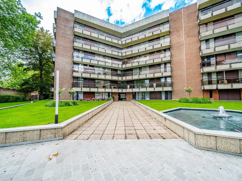 Appartement 3 chambres avec balcon accessible depuis plusieurs pièces, jardin commun et garage double à Tournai<br />
Idéalement situé sur l’Avenue de