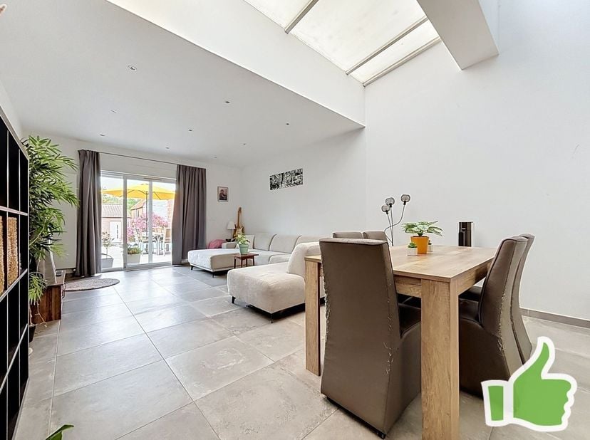 Découvrez cette agréable maison au style contemporain, idéale pour une famille à la recherche de confort et de luminosité.<br />
Dès l'entrée, vous s