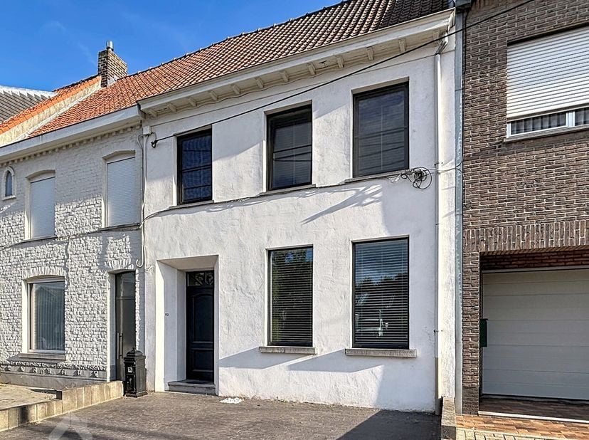 Karakter, comfort en ruimte komen hier perfect samen! Deze energiezuinige woning combineert authentieke charme met een stijlvolle en hedendaagse afwer