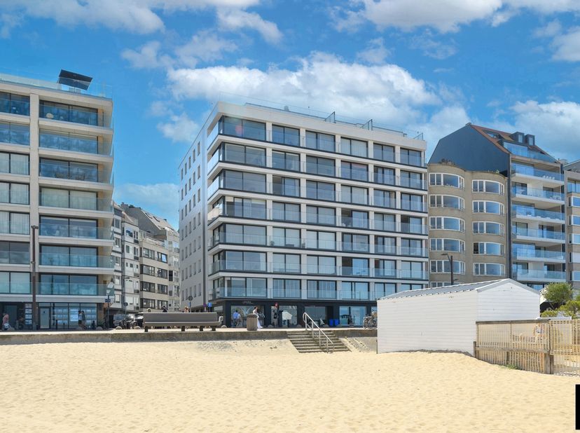 In de residentie Vivaldi, centraal gelegen om de hoek van het Driehoeksplein, bevindt zich dit uitzonderlijke 3-slaapkamerappartement met hoogwaardige