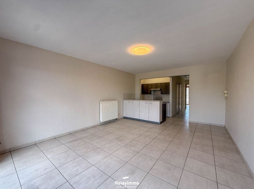 Prachtig appartement met 1 slaapkamer, op een steenworp afstand van het station van Doornik.<br />
<br />
Indeling:<br />
Entreehal, apart toilet, l