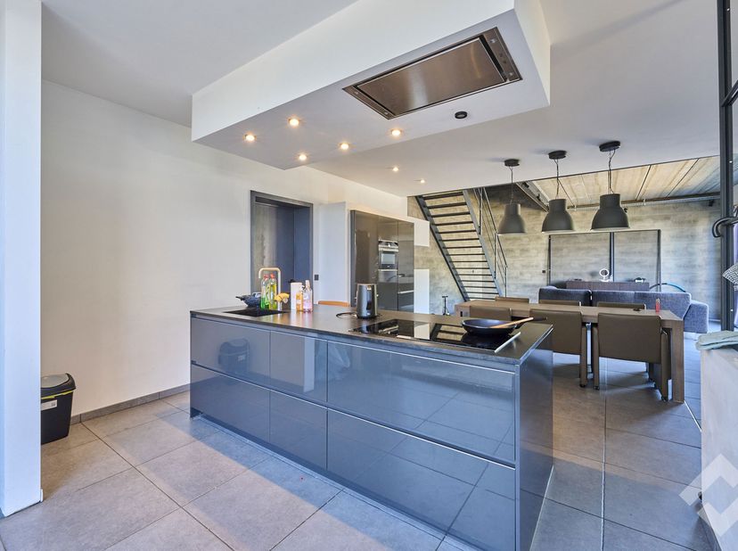 Zeer praktisch bedrijfsgebouw met woning te koop gelegen in het NOLIM-park in Lommel. Deze industriezone situeert zich in de nabijheid van oprit van N