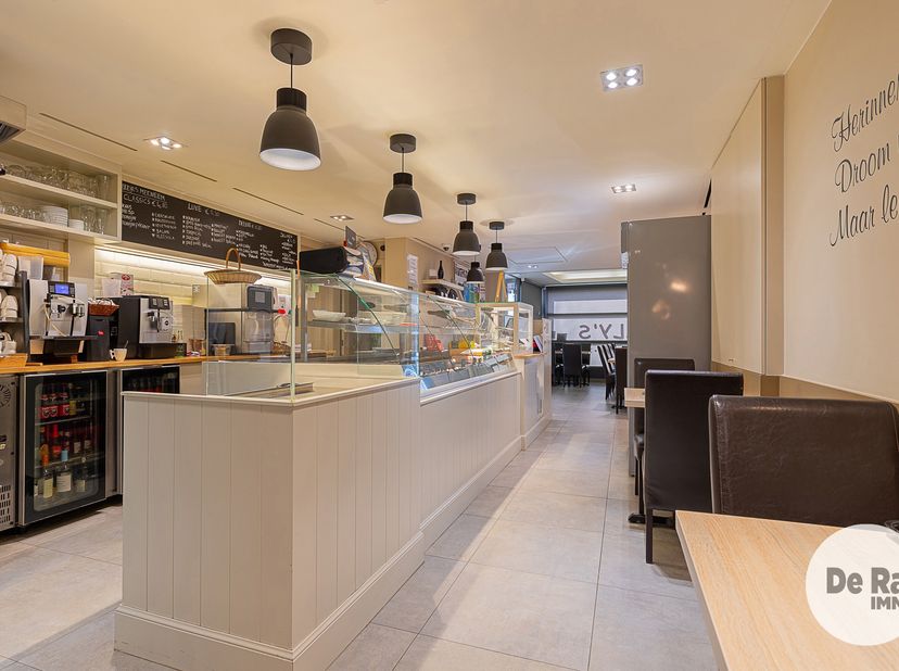 HERZELE CENTRUM – Instapklare broodjeszaak op toplocatie met ruim terras<br />
In het centrum van Herzele bevindt zich deze goed draaiende en al jaren