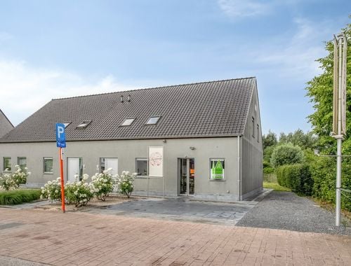                                        Bien commercial à vendre à Roeselare, € 375.000
