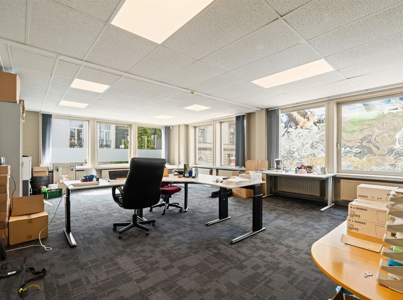 Kantoorruimte op een bruikbare vloeroppervlakte van 304 m² met veel potentieel en een ideale ligging. Dit pand bevindt zich nabij de invalswegen van s