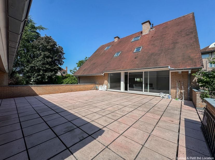 UKKEL, Ideaal gelegen vlakbij het Observatorium en het Sint-Jobsplein, prachtig triplexAPPARTEMENT (3slpk/3bdk) met tuin en garage. <br />
Het bestaat