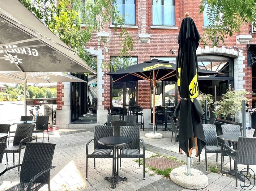 EMPLACEMENT DE PREMIER CHOIX (près de la GARE et dans le CENTRE) pour ce commerce HORECA RENTABLE. Construction récente, finition industrielle de qual