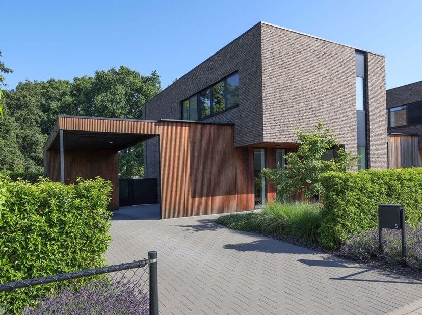 Stijlvolle energiezuinige nieuwbouwwoning (2023) met 3 slaapkamers en prachtige tuin residentieel en groen gelegen<br />
<br />
Omgeving:<br />
+ R