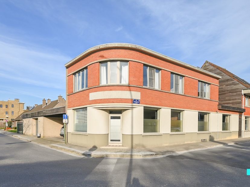 Nabij het centrum van Izegem bevindt zich deze ruime en karaktervolle woning met een bewoonbare oppervlakte van maar liefst 330 m² (volgens EPC-attest