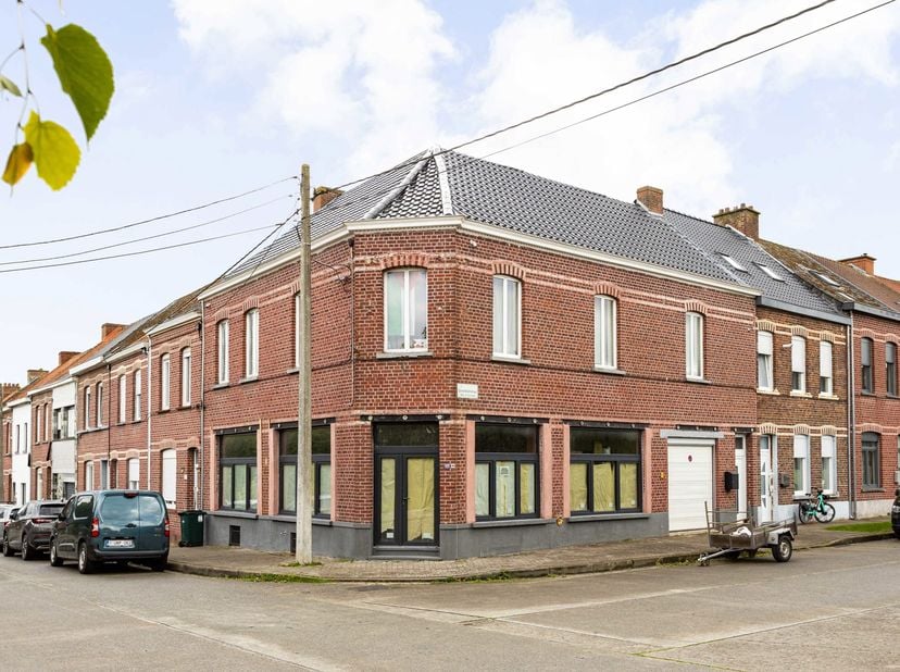 Ontdek deze verrassend ruime hoekwoning met een grote bewoonbare oppervlakte en heel wat potentieel. De gelijkvloerse verdieping, voorheen ingericht a