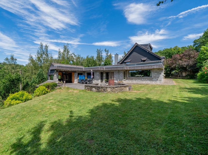 EasyHome a le plaisir de vous présenter cette maison de caractère nichée sur les hauteurs du Bois d’Olne, le long d’un chemin bucolique, où le calme e