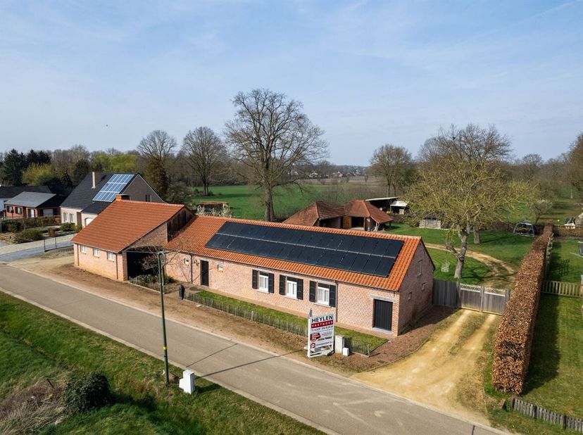 Unieke, instapklare hoeve op prachtig perceel van 2.047 m² hoogwaardige afwerking, authentieke elementen en uitzonderlijk wooncomfort<br />
Extras<br