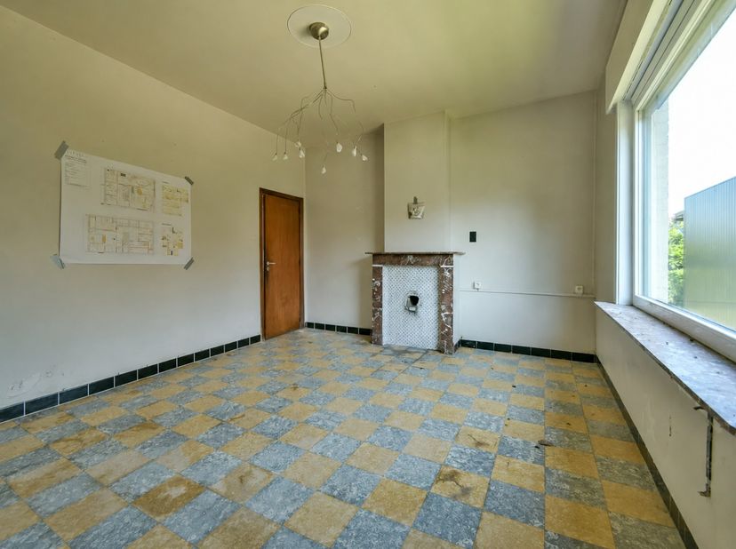 Welkom in de Wingensestraat 7 te Hertsberge, een te renoveren woning met garage, autostaanplaats en zonnige tuin, gelegen in het charmante Hertsberge.