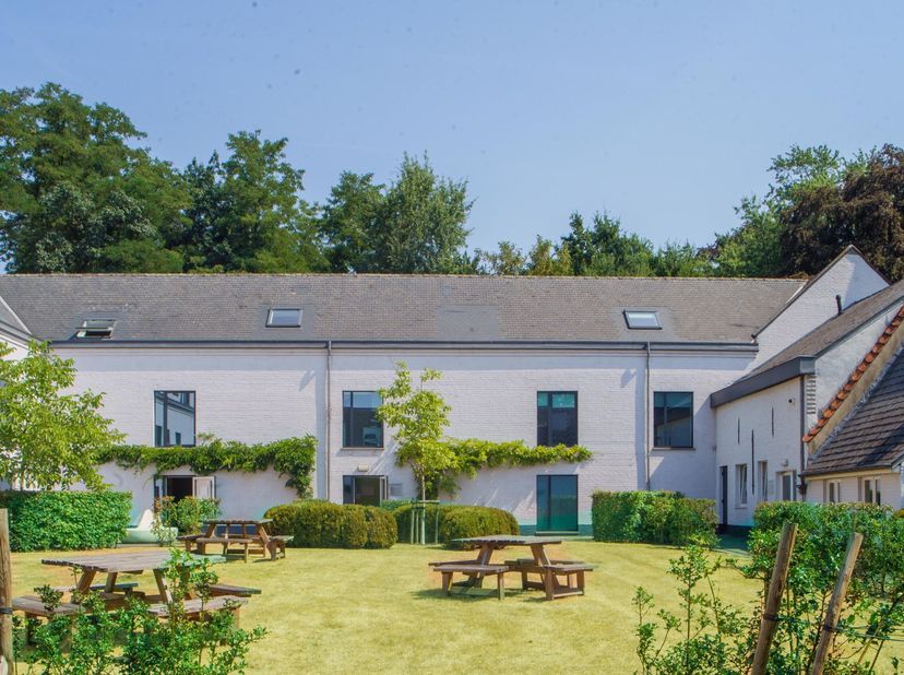Deze ruime kantoren te huur in het Axxes Business Park te Merelbeke kennen een uitstekende ligging nabij de R4 en E40. Deze vlotte bereikbaarheid (zow