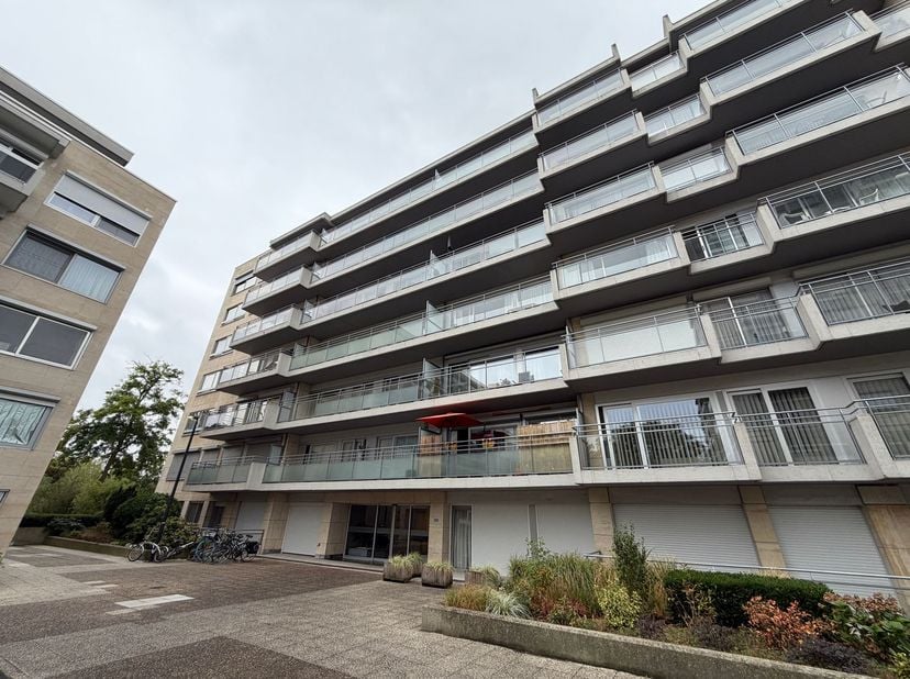 Ligging: Rustig gelegen en volledig gerenoveerd appartement op Linkeroever met winkels, horeca, scholen en openbaar vervoer in de nabije omgeving. <br