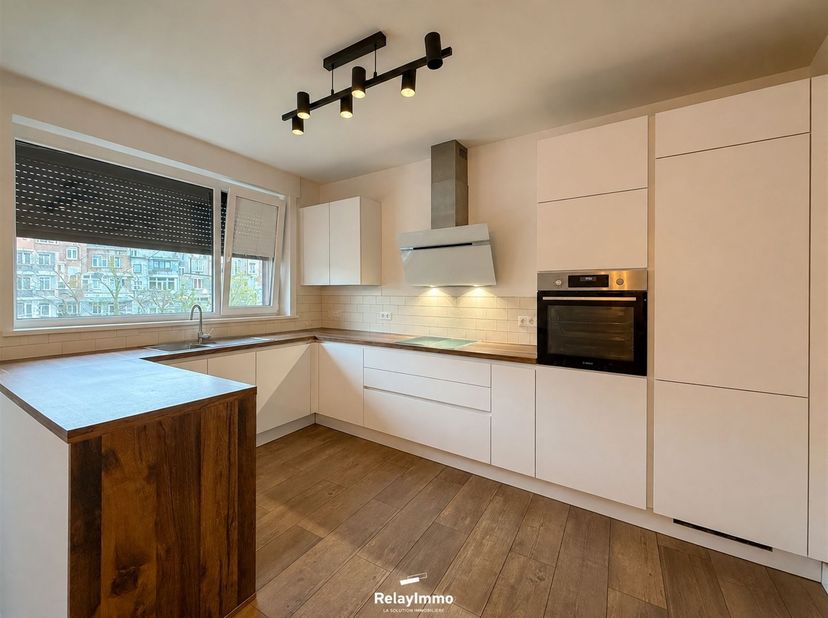Gelegen in Doornik, rue Paul Pastur 21, biedt dit huis met 3 gevels, gerenoveerd in 2021, een complete en veelzijdige woning, ideaal voor zowel bewone