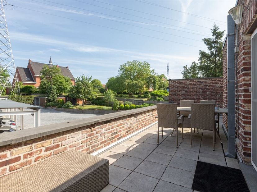 Dit duplex-appartement geniet van een centrale ligging in Houthalen-Helchteren, met winkels, scholen, openbaar vervoer en recreatiemogelijkheden in de