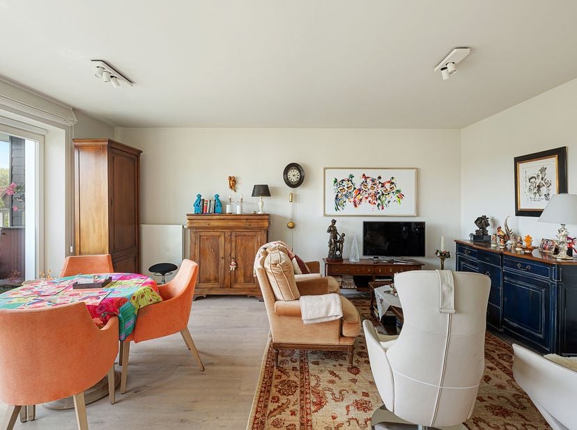 In de gegeerde wijk Duinenwater, uitstekend gelegen in een kleinschalige villaresidentie, bevindt zich dit recente appartement van 2016 met een aangen