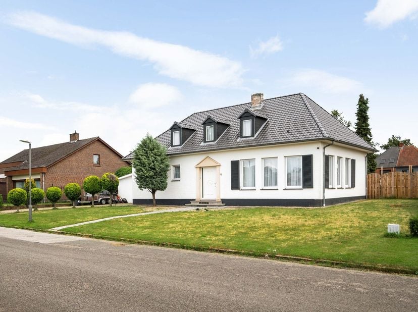 Spacieuse maison familiale avec 5 chambres, 2 salles de bains et un jardin ensoleillé sur 1 114 m²<br />
<br />
<br />
<br />
Emplacement :<br />
<b