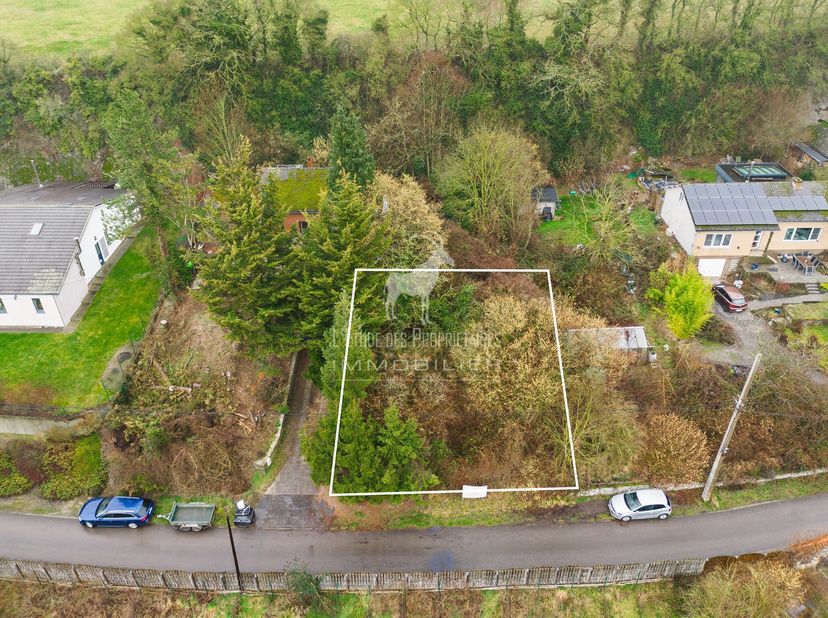 Référence agence : V6031-1781<br />
Opportunité Exceptionnelle : Belle parcelle de terrain de +/- 3 centiares (+/-300 m²) avec une façade de 13 m et u