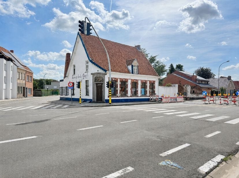 Authentiek historisch pand met karaktervolle binnenkoer op toplocatie nabij het station van Ingelmunster.&amp;nbsp;<br />
Dit pand heeft een rijke geschie