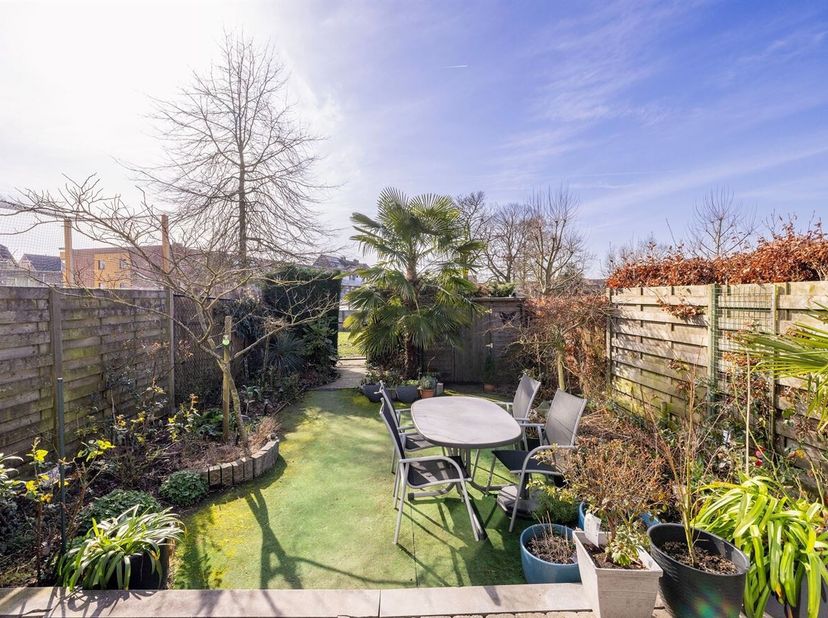 Recent gelijkvloers appartement met 2 slaapkamers en ruim terras<br />
Ligging: Dit instapklaar appartement dateert uit 2005 en is gelegen op toplocat