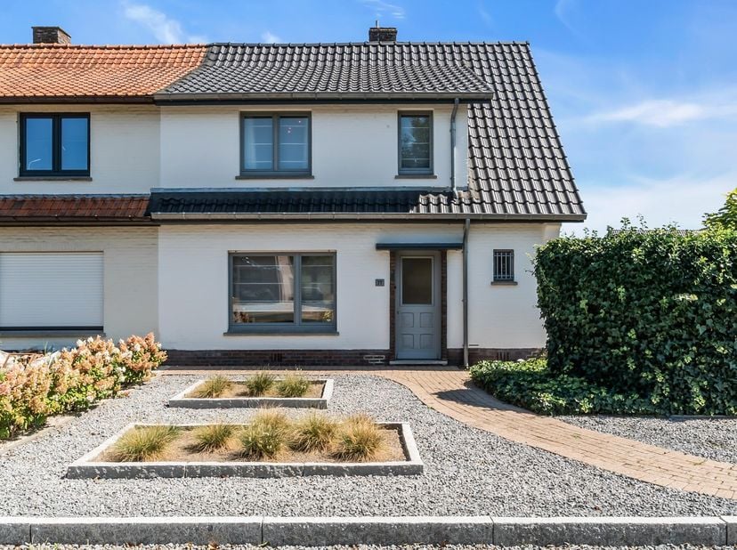 Welkom op de Nielerlaan 77 in As.<br />
<br />
Bent u op zoek naar een ruime woning op een rustige en aangename locatie in As?<br />
Bent u op zoek na
