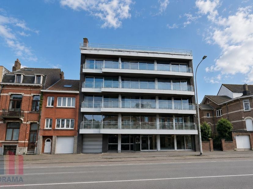 Immeuble de bureaux stratégiquement situé à la frontière de Molenbeek-Saint-Jean et de Dilbeek, à quelques centaines de mètres du Ring. L'immeuble a u