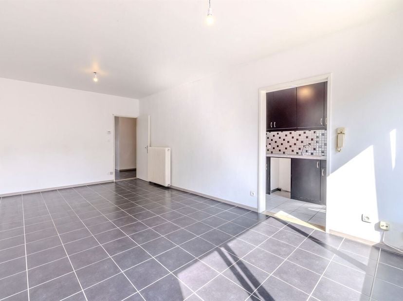 Appartement rénové de 2 chambres au coeur de Herentals<br />
Situation : Situation centrale à Herentals avec toutes les facilités (magasins, écoles, t