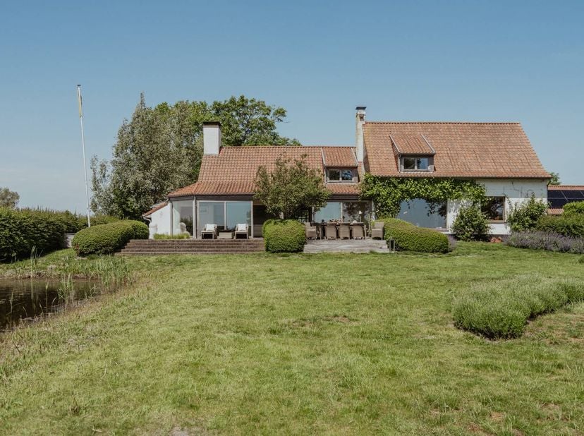 In het rustige Lampernisse, het stilste dorp van Vlaanderen, bevindt zich dit exclusieve landhuis op een uitzonderlijke locatie midden in het open pol