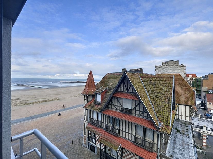 Appartement lumineux et prêt à emménager, bénéficiant d'une vue magnifique sur la jetée de Nieuport-Bain. Situé au centre sur la digue, à quelques pas